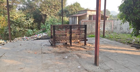 स्मशानभूमी मध्ये शेड, पाण्याची सोय, सौर दिवे, पोहोच रस्ता, वृक्षरोपण इ.सुविधा